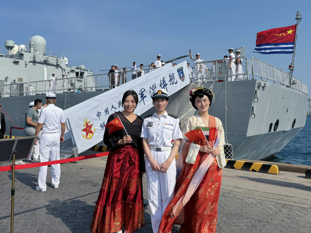 张思林（右一）与护航编队女兵合影