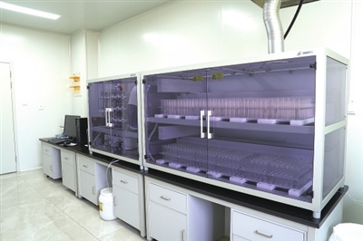 ②国家三级实验室的“二维高通量分离制备色谱系统”,是一套用于中药有效成分和标准物质高通量分离、纯化的全自动科研设备。