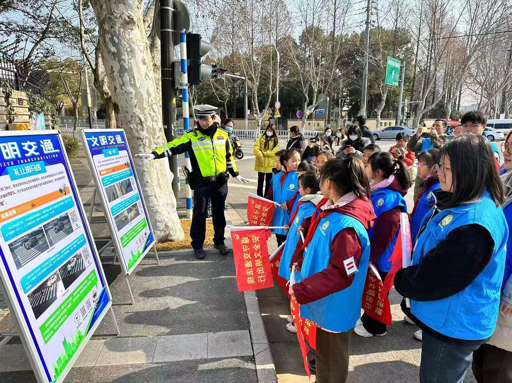 “文明一小时，你我在行动”：小交警亮相南京街头，倡导文明出行