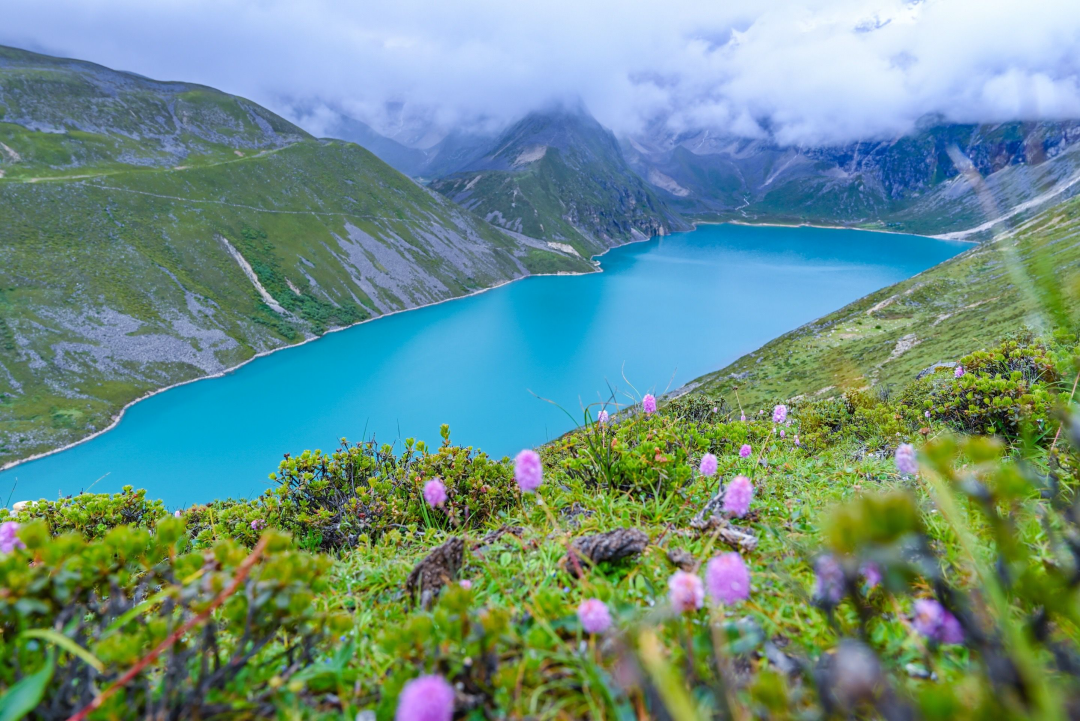 每个颜控都能打满分的旅行地！比贝加尔湖更梦幻的蓝冰、唯一媲美EBC的徒步线路，这个你没见过的西藏，真实而震撼！