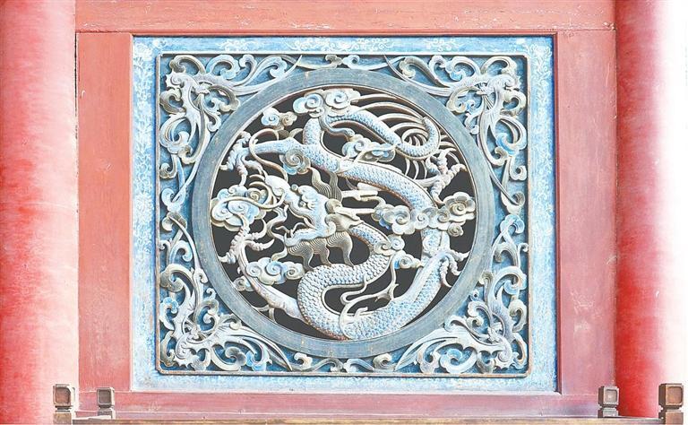团龙槛窗木雕(天水市博物馆供图)