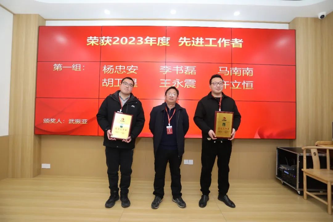 获奖者与武振亚主席合影留念