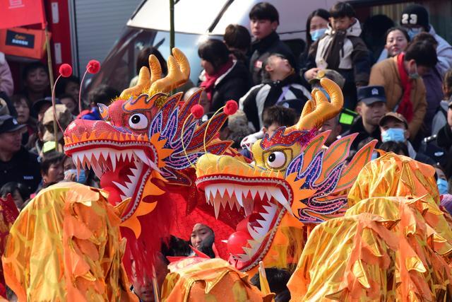 2月25日，浚县民间社火团体在古庙会上表演舞龙。新华社记者 朱祥 摄