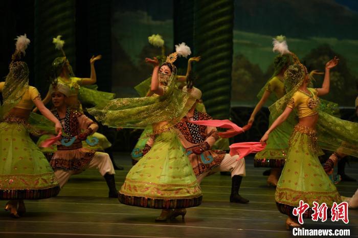 图为舞剧《丝路花雨》中展示的波斯舞蹈　李亚龙　摄