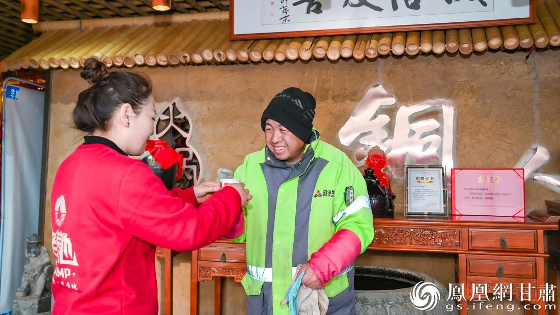 甘肃省金昌市金川区的铜人李火锅店为环卫工人及其他户外工作者常年免费提供热水与凉茶