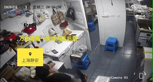 ▲店铺后厨电动自行车充电爆燃