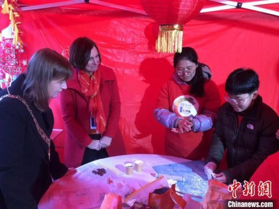 周春兰在华人春节庆典活动中担任包饺子志愿者。受访者供图