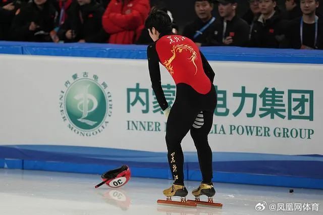 ◎赛后，林孝埈无奈地摔掉自己的头盔