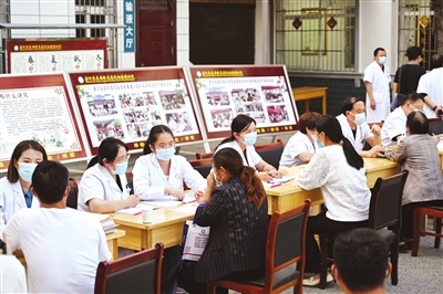 南阳市开展“万名中医师家庭签约服务”活动。图为唐河县源潭镇卫生院集中签约现场。
