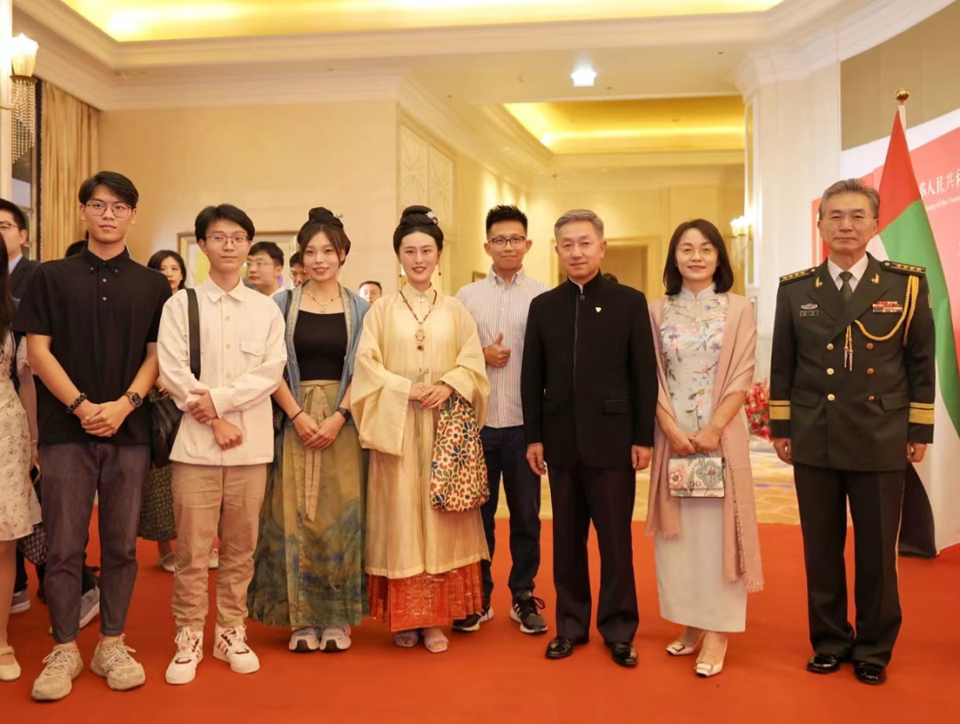 张思林（左四）参加驻阿联酋使馆举行的庆祝中华人民共和国成立74周年招待会