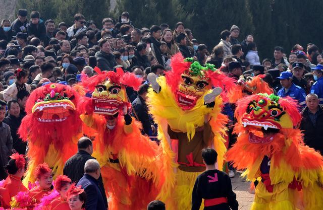 2月25日，浚县民间社火团体在古庙会上表演。新华社记者 朱祥 摄