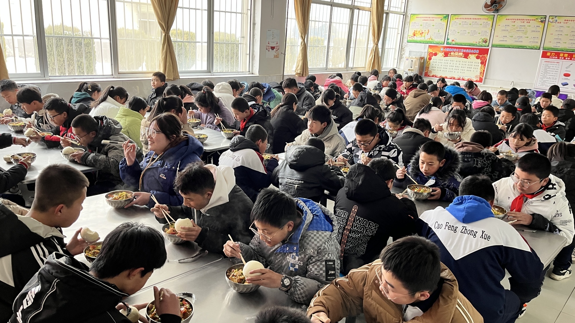学生正在吃营养午餐（郭丽　摄）