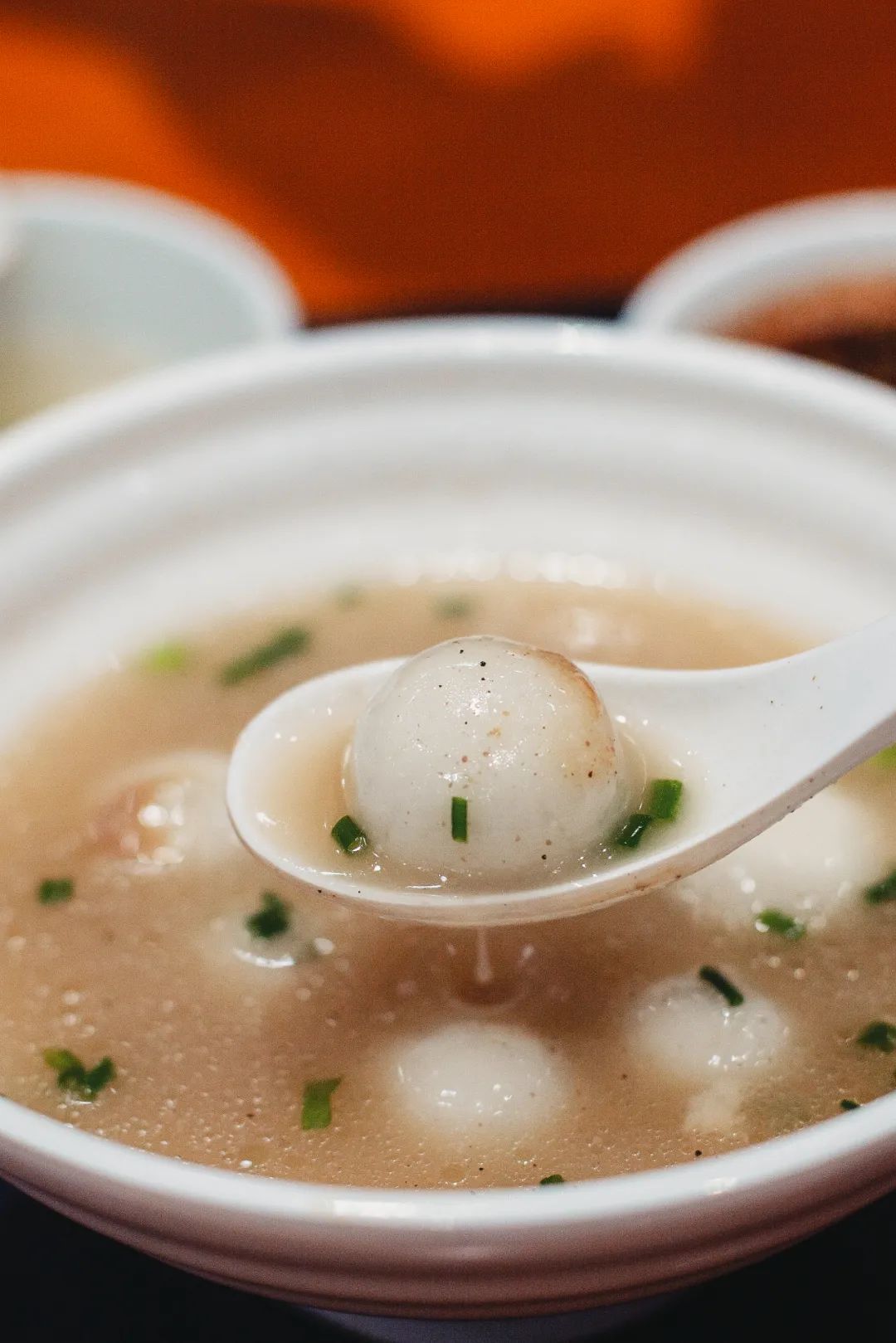 贵州兴义鸡肉汤圆，天下独此一味；咸汤圆不少，“原汤化原食”却少见。