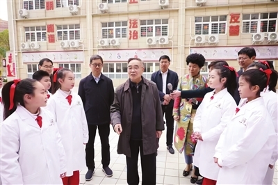 2023年,张伯礼院士在南阳市十五小调研中医药文化进校园活动。