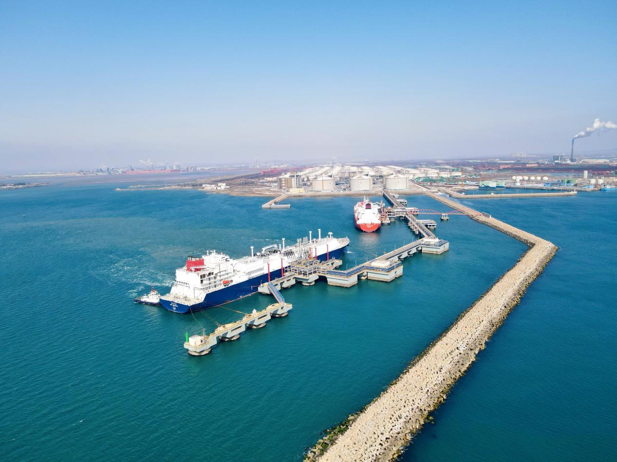 中国石化天然气分公司青岛LNG接收站“双船双泊位”接卸作业现场