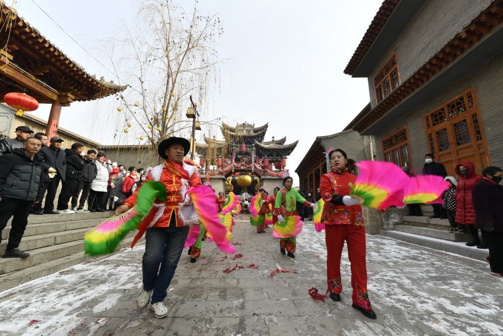 2月24日，村民在河口古镇景区闹社火。新华社记者　郎兵兵　摄