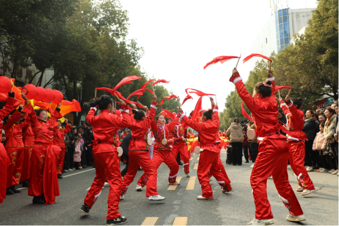 2月25日，南召县在县城举行民俗文化集中展演，这是本地优秀传统民俗文化打腰鼓表演。