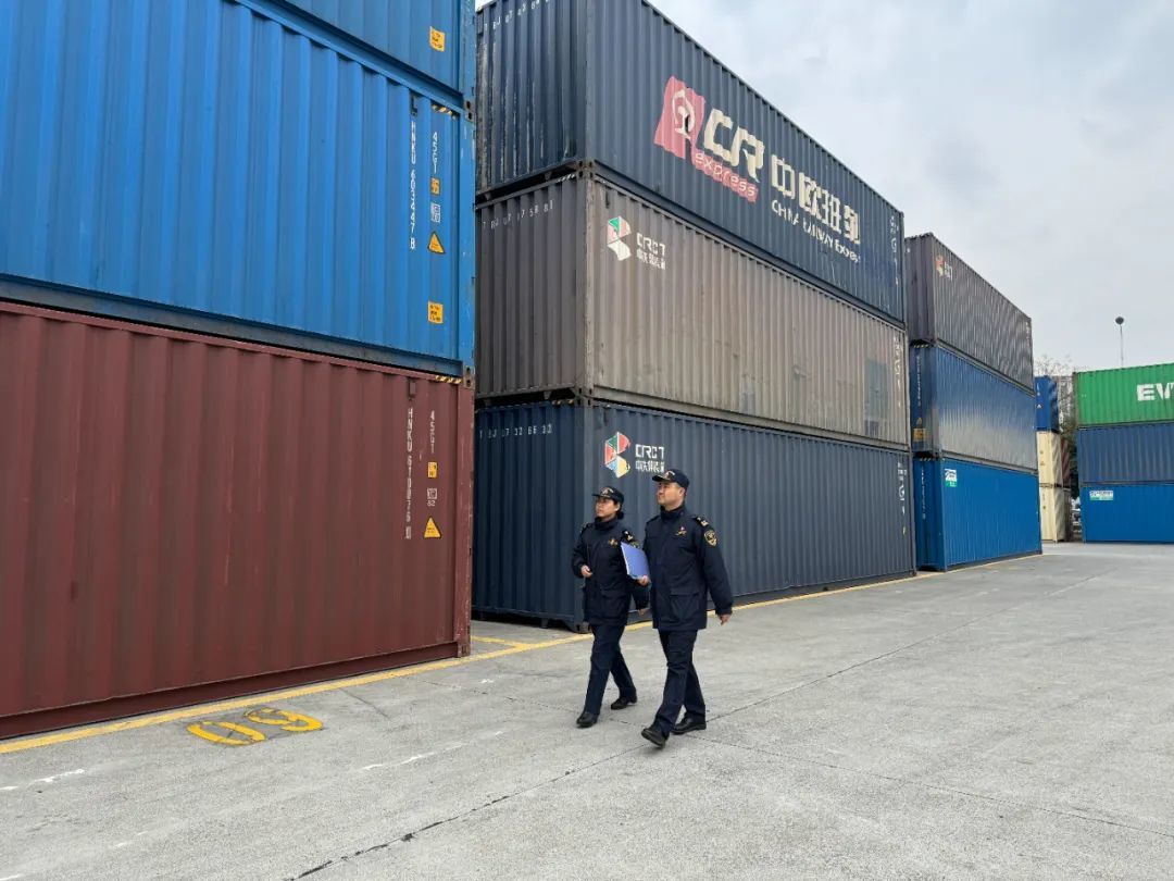成都海关所属青白江海关关员对海关监管堆场开展巡查