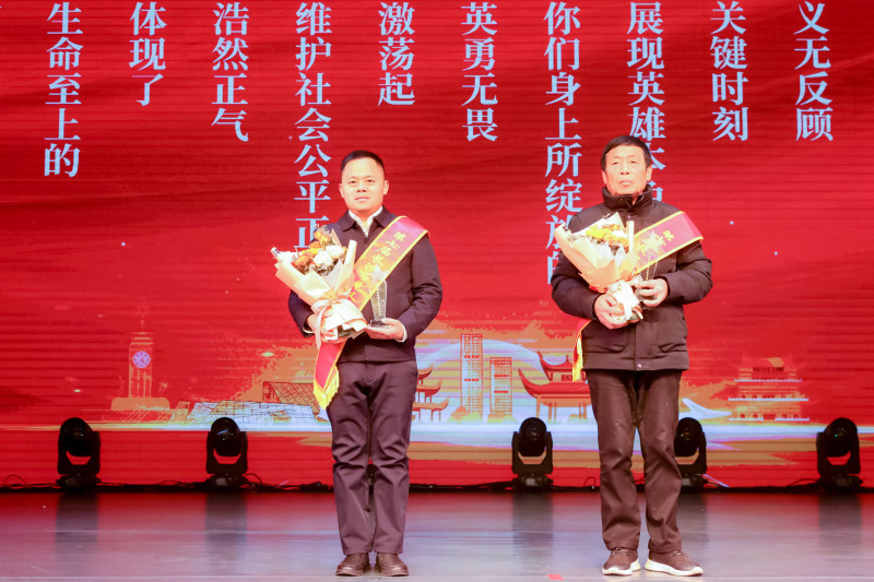 第七届长沙市见义勇为模范获得者接受表彰。