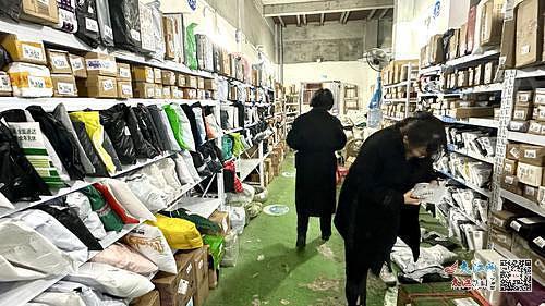 消费者在驿站里自主取件