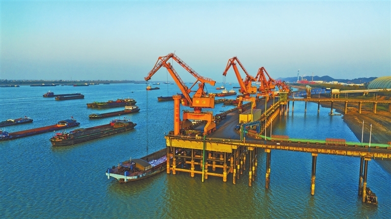 湖口县方大九钢公司码头在进行钢材装船作业,一派繁忙景象。 特约通讯员 张 玉摄