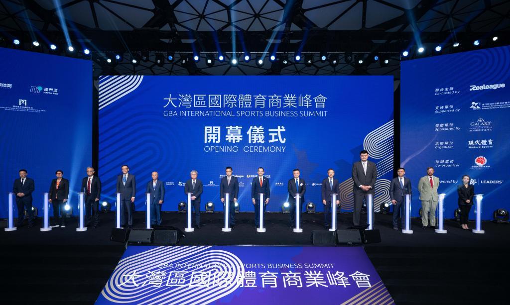 2月23日，嘉宾在首届大湾区国际体育商业峰会上合影。新华社记者 张金加 摄