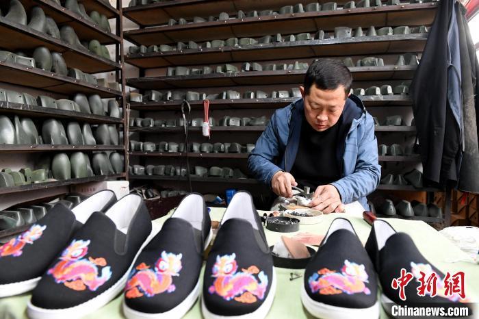 2月29日，杨西利正在为布鞋绷楦。崔贤飞 摄