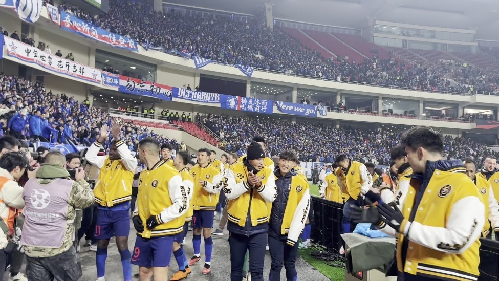 夺冠后申花球迷对俄罗斯籍主帅高喊乌拉