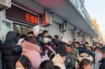 山东德州一小学发生重大交通事故 当地民众自发献血 挤满献血点