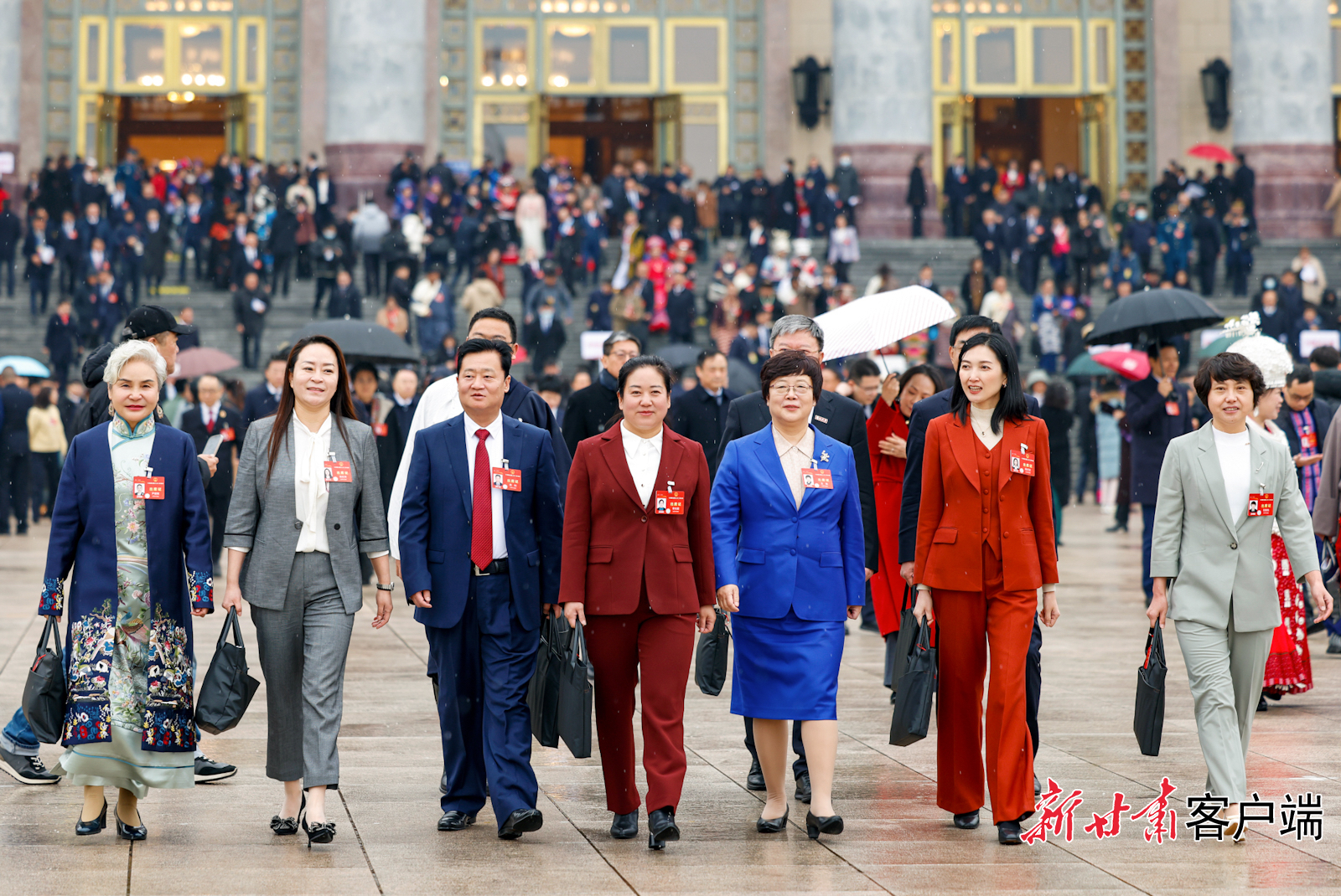 3月5日上午，十四届全国人大二次会议在北京人民大会堂隆重开幕。在甘全国人大代表与全国各地的代表一起，共商国家发展大计、共谋高质量发展良策、共绘中国式现代化建设新蓝图。新甘肃·甘肃日报记者　孟捷　摄