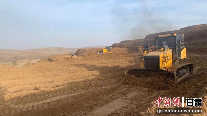 近日，平凉市崆峒区寨河乡闫湾村推进高标准农田项目建设。