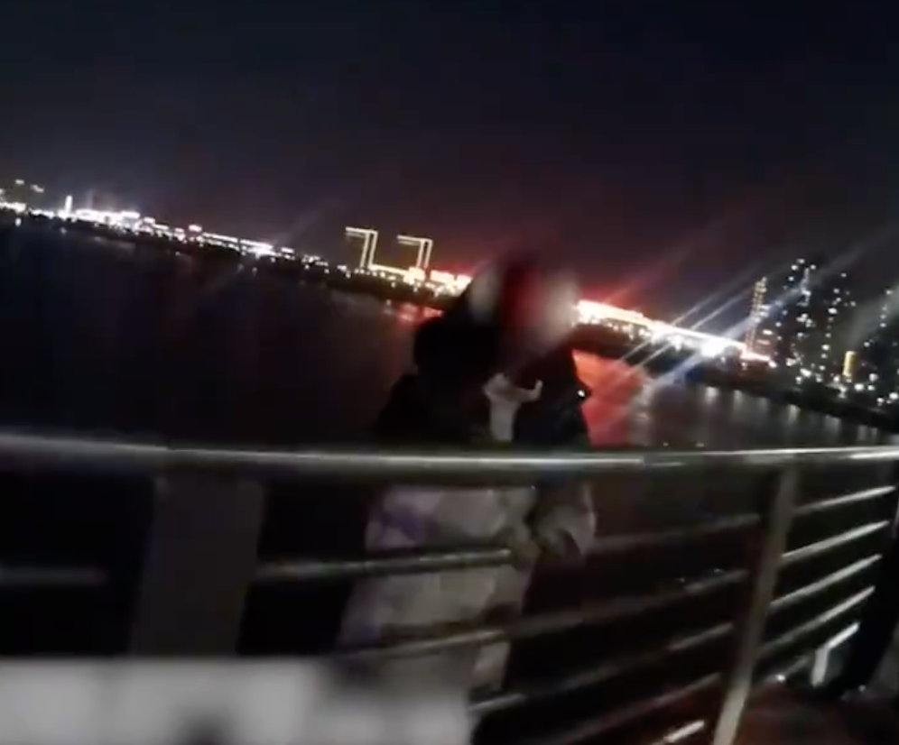 蚌埠一女孩怀疑父母重男轻女赌气跳桥：“只在乎宝贝儿子”