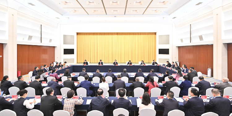 3月8日下午，重庆代表团举行集体学习会议，深入学习贯彻习近平总书记在全国两会期间重要讲话精神。记者 苏思 摄
