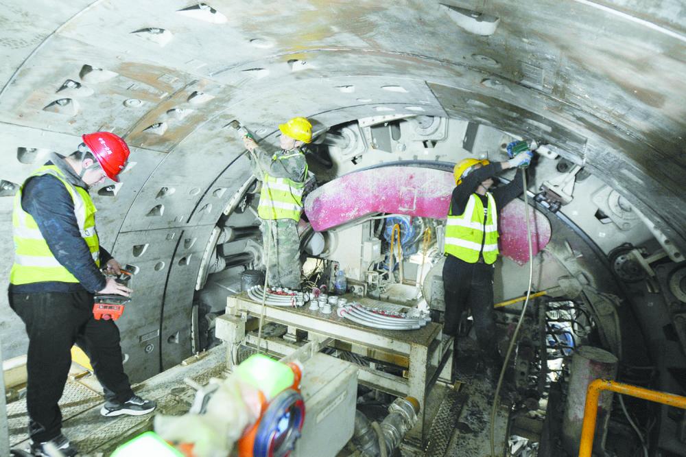 地铁4号线一期工程玉村南路站至石铜路站区间右线隧道,施工人员正在拼装管片。