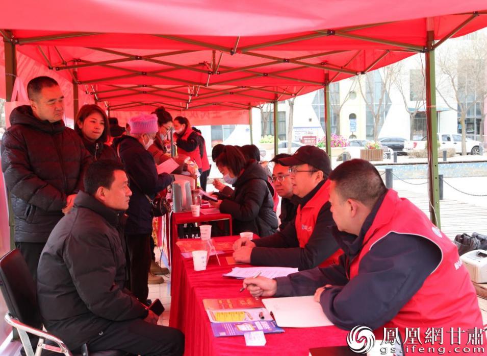 活动现场气氛热烈，市民纷纷前来咨询。中国广电甘肃公司党委宣传部供图
