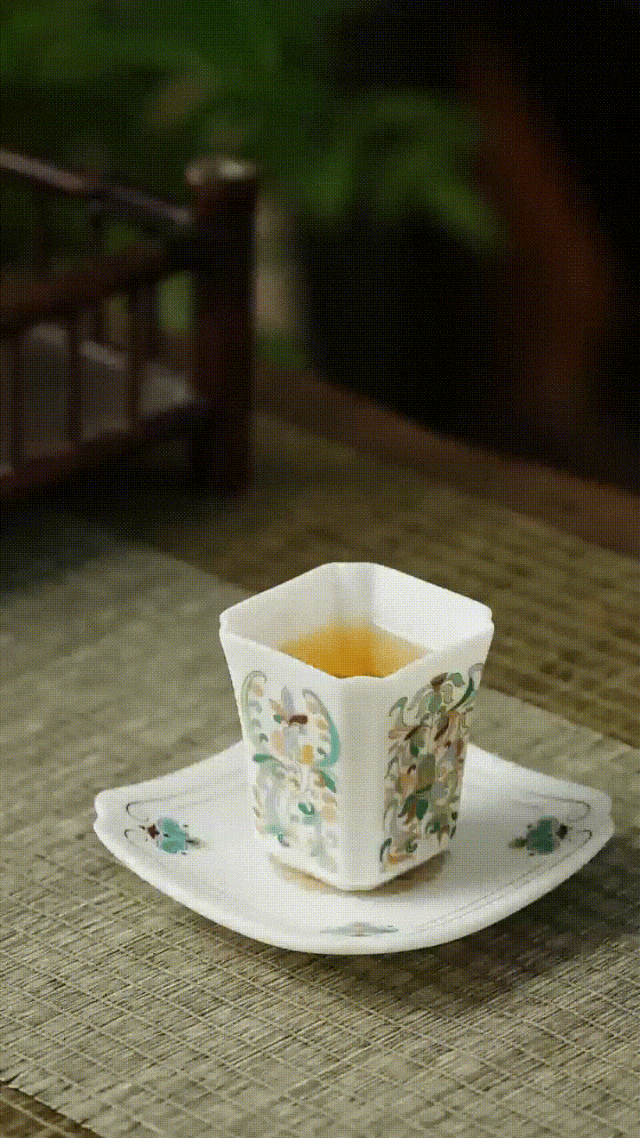 羊脂玉瓷虽美,却殊为难得.它釉色洁白滋润,似凝脂,如美玉.