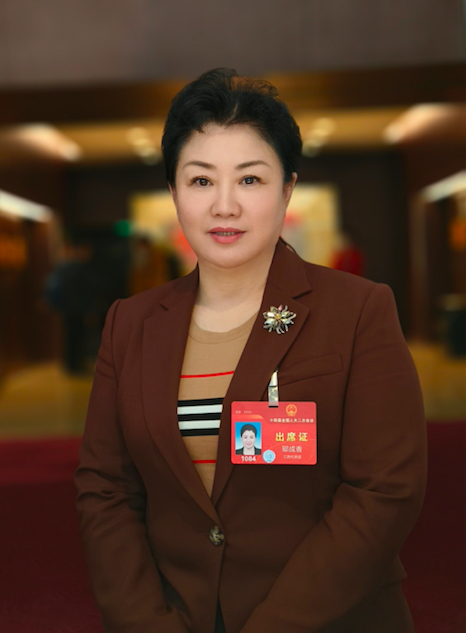 全国人大代表，江西师范大学音乐学院教授、省文艺志愿者协会副主席、民进省委会艺术委员会主任邬成香