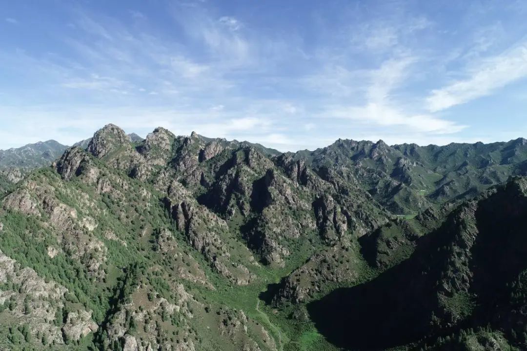 图9-2 石门沟火山岩峰丛地貌　图片/刘延兵