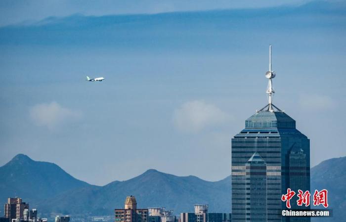 图为2023年12月16日，C919翱翔香港上空。中新网记者 侯宇 摄