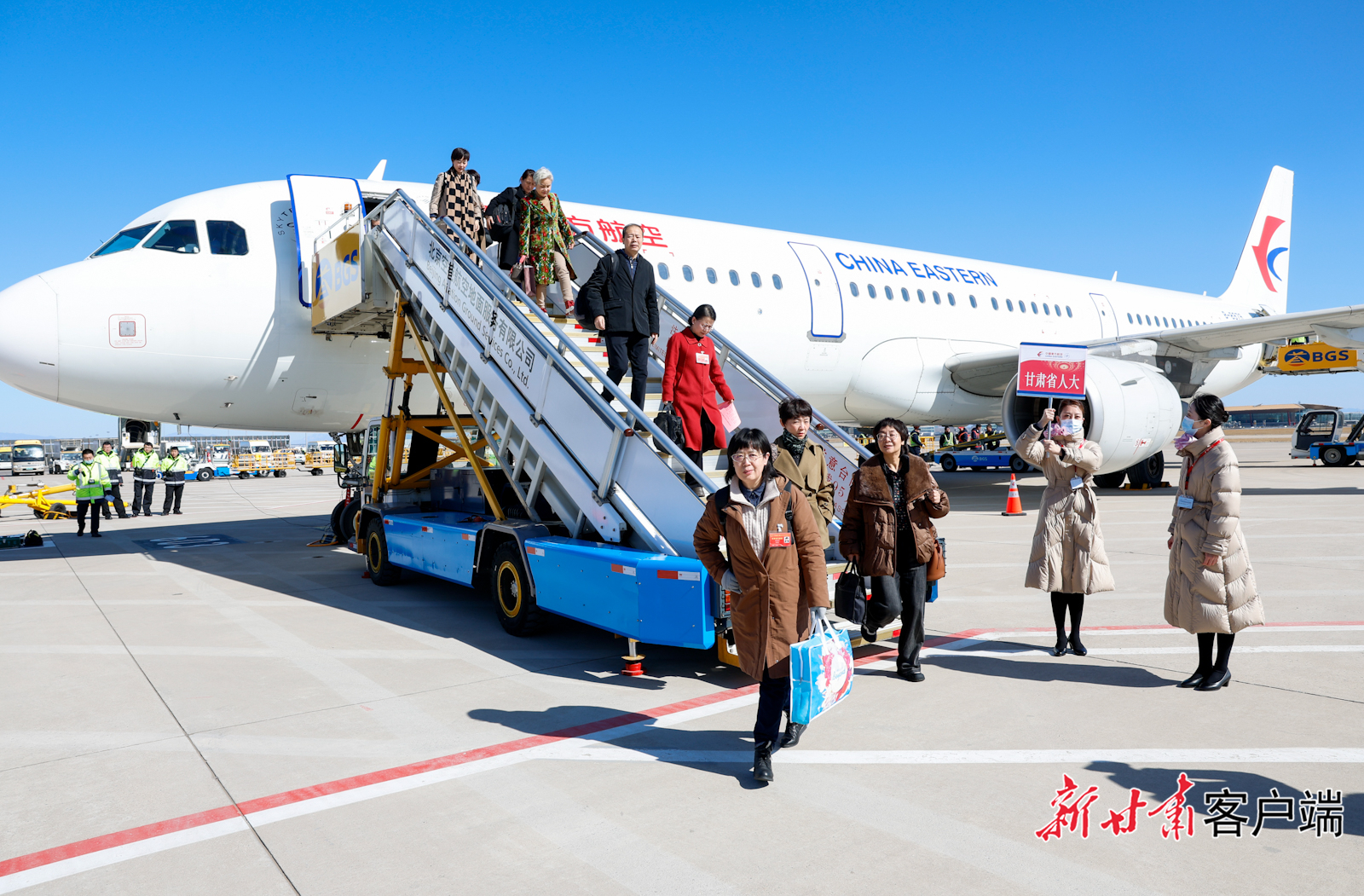 3月3日中午，在甘全国人大代表乘坐飞机抵达北京。新甘肃·甘肃日报记者　孟捷