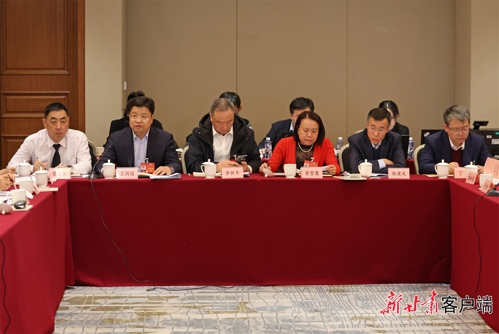 住甘全国政协委员王润福（左二）、杨建成（右二）参加小组会议　新甘肃&middot;甘肃日报记者　田蹊　摄