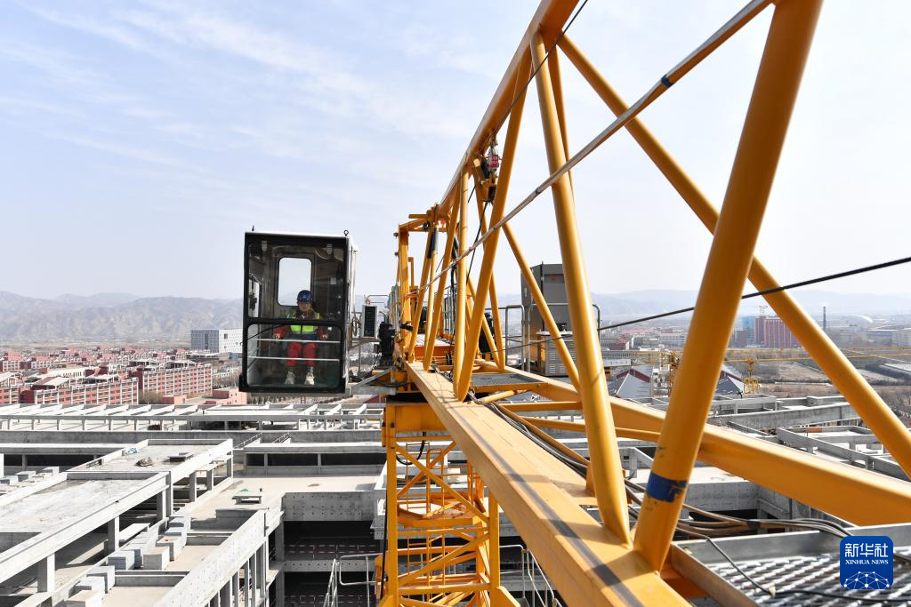 3月6日，在中建三局兰州大学榆中校区项目建设工地，王甜甜在塔吊驾驶室内作业。