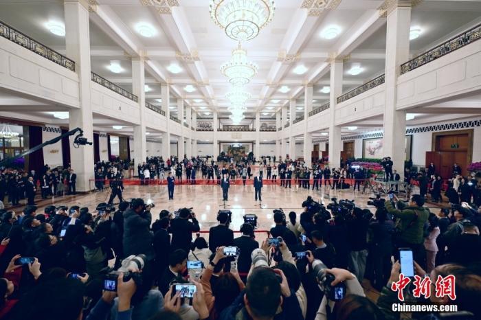 3月5日，十四届全国人大二次会议首场“代表通道”集中采访活动在北京人民大会堂举行。中新社记者 田雨昊 摄