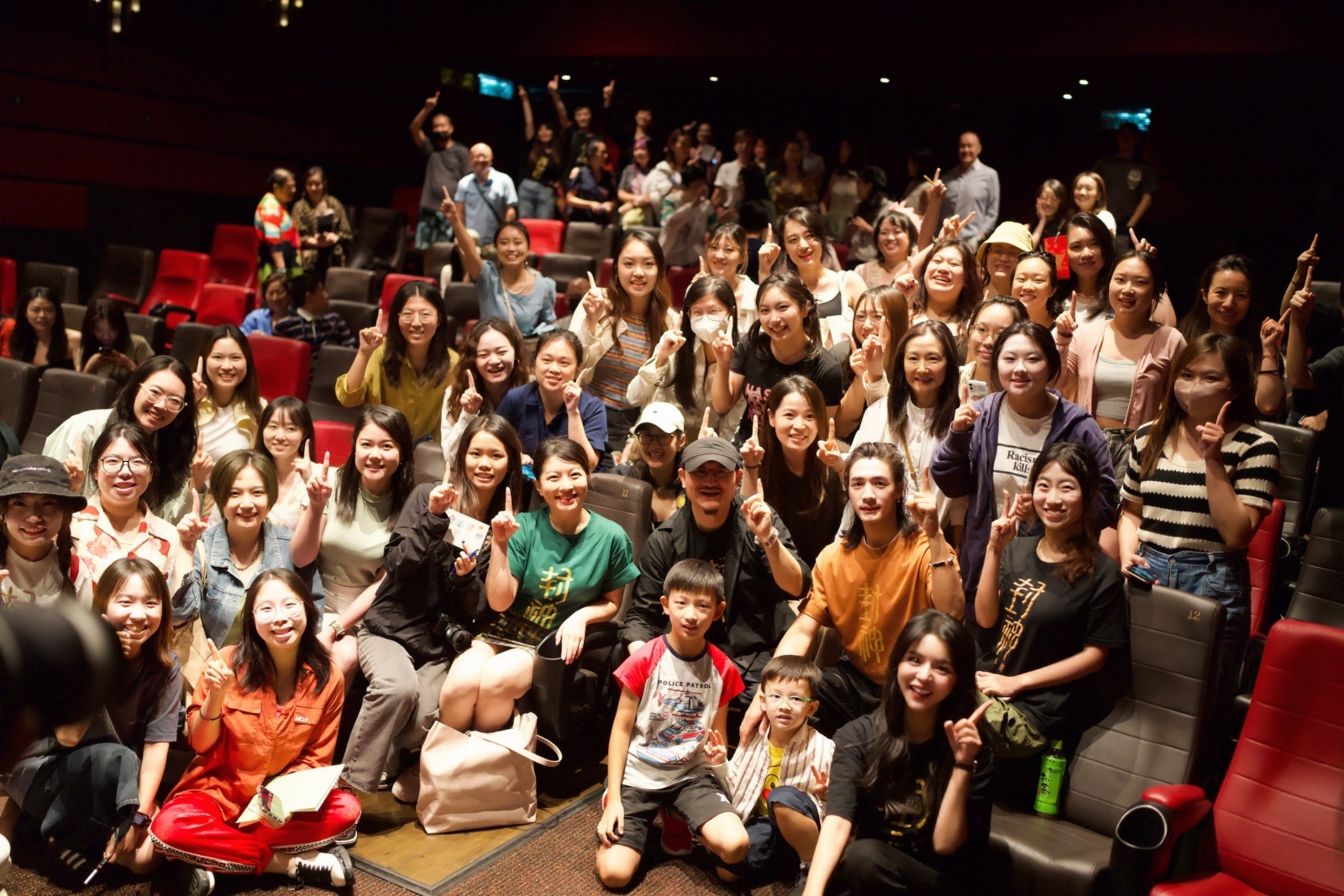 《封神第一部》中国香港首映后，导演乌尔善、制片人罗珊珊、演员此沙同观众合影