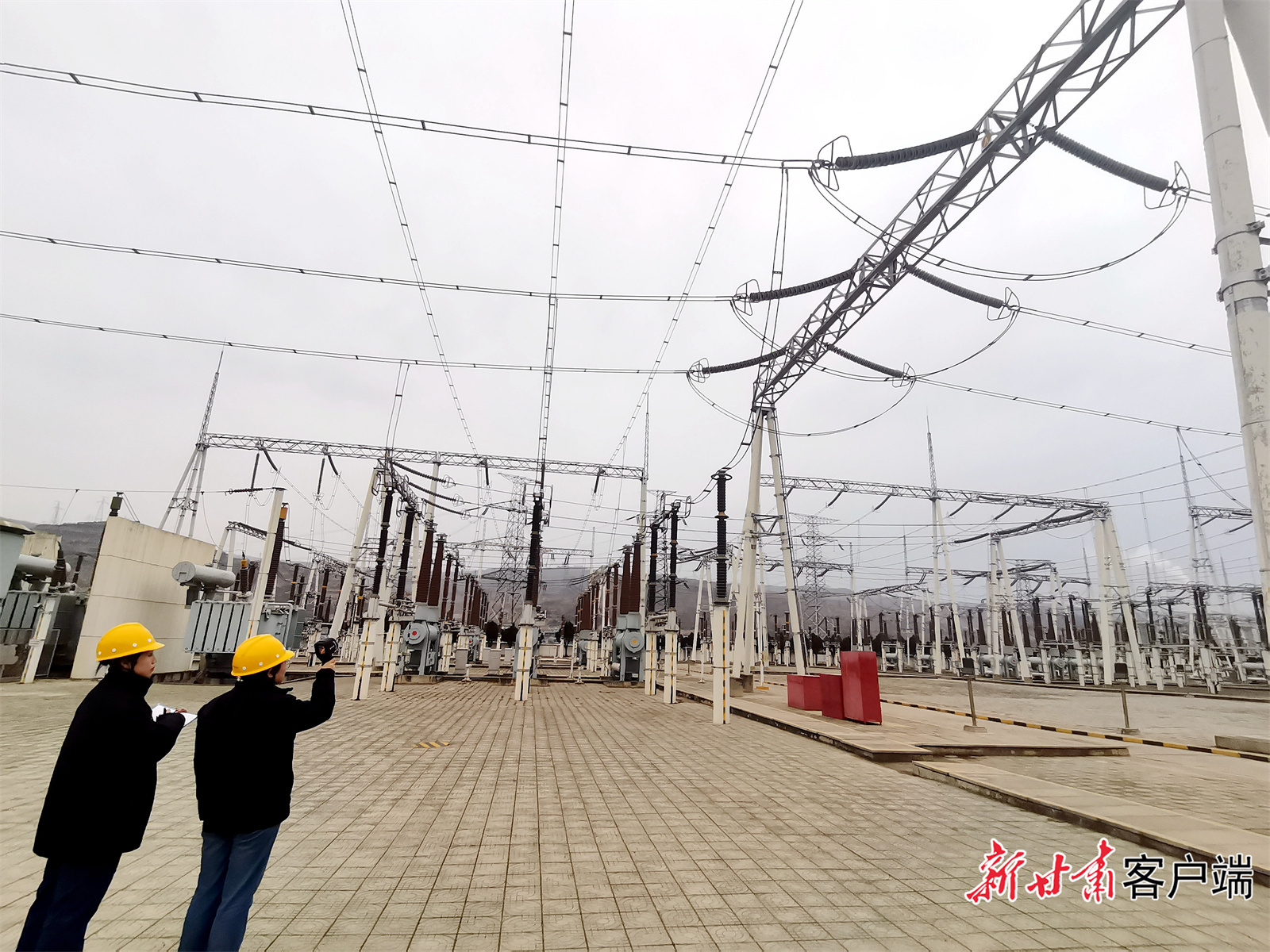 “90后”女电工武晓庆（右）、任丽媛在330千伏秦州变电站巡检设备　新甘肃&middot;甘肃日报记者　王占东　摄