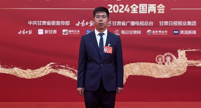 代表履职期间，张忠山时常走访养殖户家中做调研。