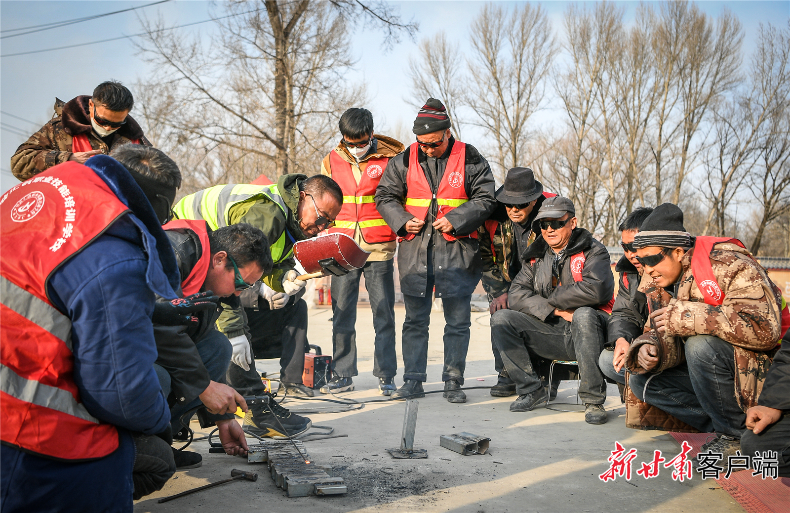 在康吊村安置点,村民正在学习电焊技能。新甘肃·甘肃日报记者 郁婕 摄