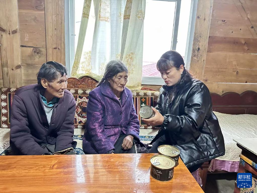 罗布央宗（右）在西藏墨脱县墨脱村看望村民（2023年2月摄）。新华社发