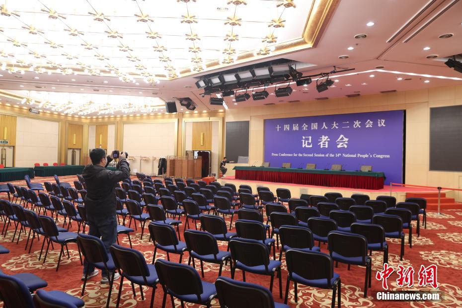 2月27日，在2024年全国两会即将召开之际，位于北京梅地亚中心的全国两会新闻中心正式启用。图为媒体记者在新闻中心内采访拍摄。中新社记者 蒋启明 摄