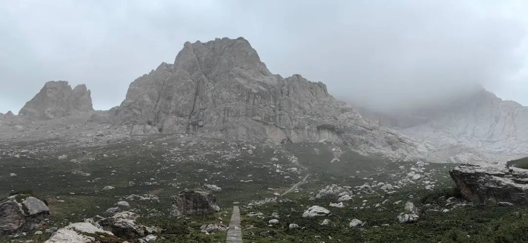 图12　马牙雪山冰碛漂砾和冰蚀角峰